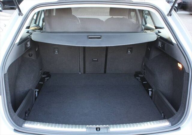 SEAT Leon ST Kombi 2,0 TDI Style Navi MOMO-Alu 17 Ansicht 10 für Fahrzeugdetailseite