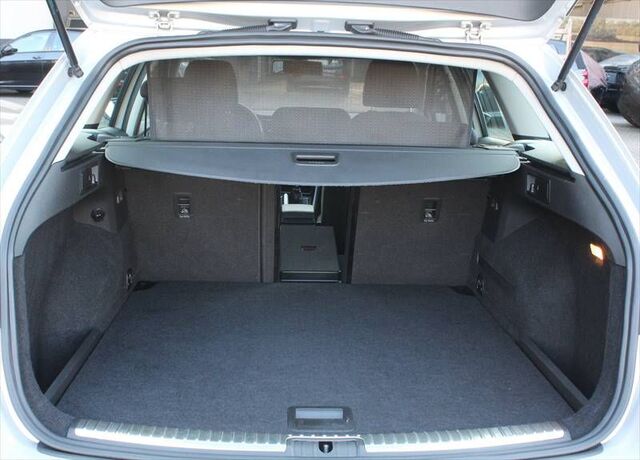 SEAT Leon ST Kombi 2,0 TDI Style Navi MOMO-Alu 17 Ansicht 11 für Fahrzeugdetailseite