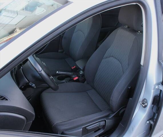 SEAT Leon ST Kombi 2,0 TDI Style Navi MOMO-Alu 17 Ansicht 4 für Fahrzeugdetailseite