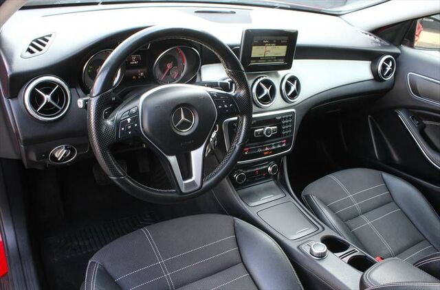 MERCEDES-BENZ GLA 220 CDI Urban Night-Paket Bi-Xenon AMG-Alu18 Ansicht 6 für Fahrzeugdetailseite