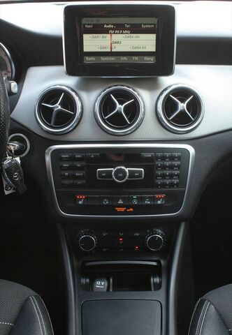 MERCEDES-BENZ GLA 220 CDI Urban Night-Paket Bi-Xenon AMG-Alu18 Ansicht 7 für Fahrzeugdetailseite