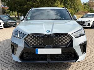 BMW iX2 eDrive20 M SPORT /AHK/HarmKard/HeadUp/Leder