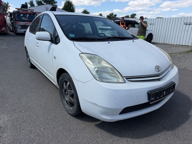 TOYOTA Prius Basis