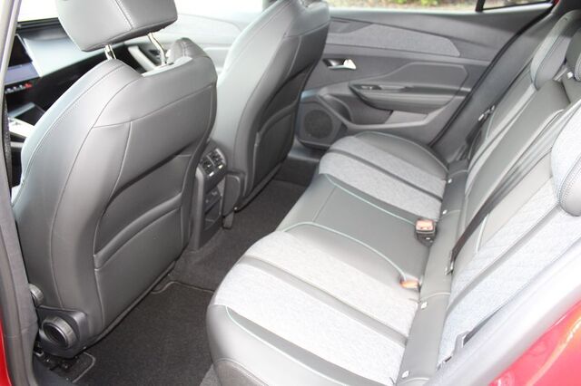 PEUGEOT 408 PureTech 130 EAT8 Allure Pack Ansicht 6 für Fahrzeugdetailseite