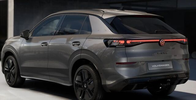 VW T-Roc 1.5 eTSI R-Line+AHK+RFK+BLACKSTYLE+EASYOPE Ansicht 3 für Fahrzeugdetailseite