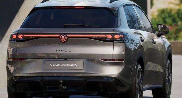 VW T-Roc 1.5 eTSI R-Line+AHK+RFK+BLACKSTYLE+EASYOPE Ansicht 4 für Fahrzeugdetailseite