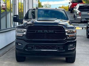 Dodge RAM 3500 Crew Cab Laramie 6.7l HO Luftfederung