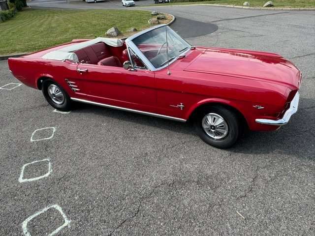 Ford Mustang Cabrio / Ponyausstattung