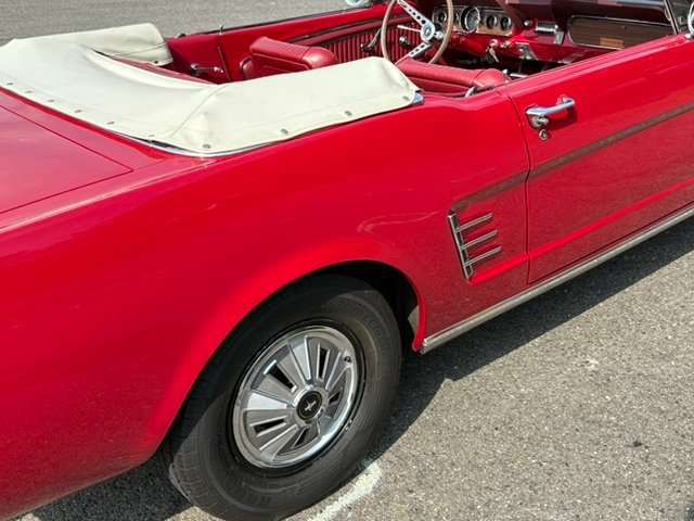 Ford Mustang Cabrio / Ponyausstattung