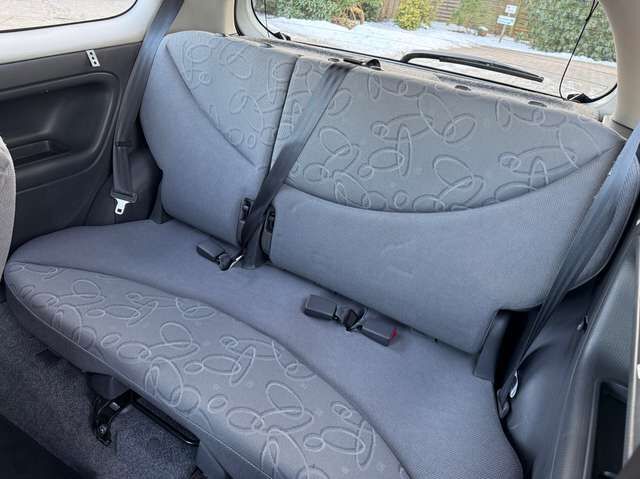 Toyota Yaris 1.3 Linea Terra *nur 85 TKM*HU neu*Klima*PDC*eFH*