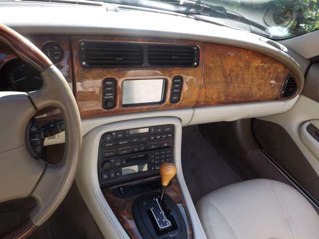 Jaguar XK8 - äußerst attraktiv und technisch perfekt!