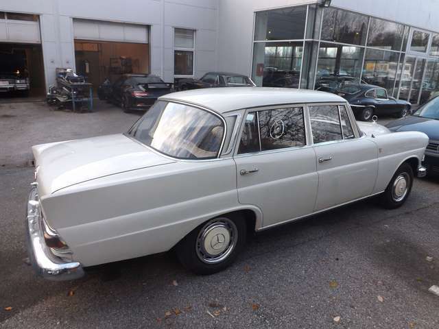 Mercedes-Benz 200 D- gut, günstig und zuverlässig!