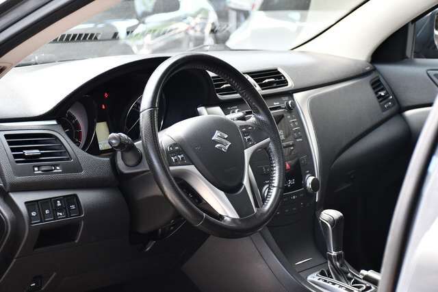 SUZUKI kizashi Sport 4x4 Aut Sport-Design Leder Xenon Ansicht 16 für Fahrzeugdetailseite