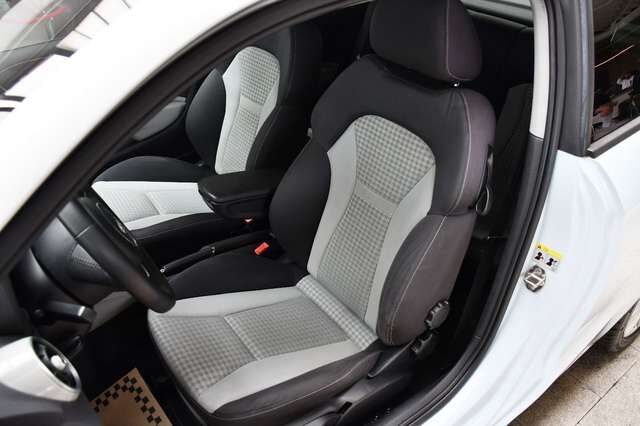 AUDI A1 attraction Sportfahrwerk Sportsitz BOSE Xenon Ansicht 11 für Fahrzeugdetailseite