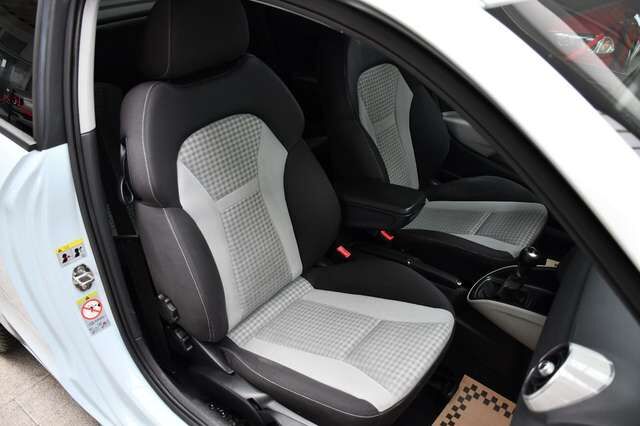 AUDI A1 attraction Sportfahrwerk Sportsitz BOSE Xenon Ansicht 12 für Fahrzeugdetailseite