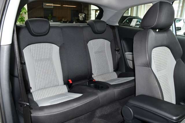 AUDI A1 attraction Sportfahrwerk Sportsitz BOSE Xenon Ansicht 14 für Fahrzeugdetailseite
