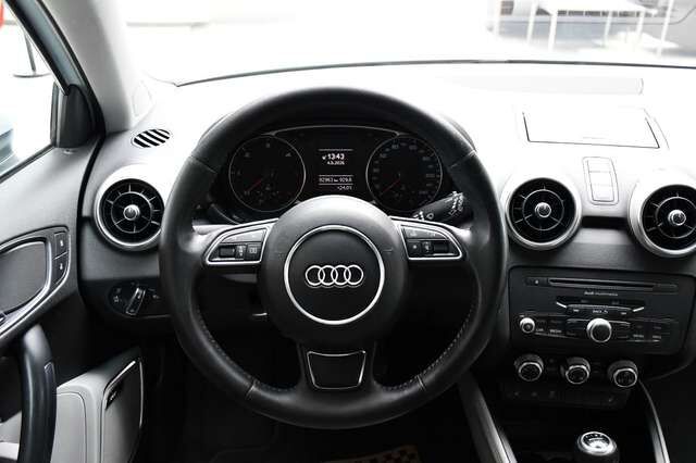 AUDI A1 attraction Sportfahrwerk Sportsitz BOSE Xenon Ansicht 16 für Fahrzeugdetailseite