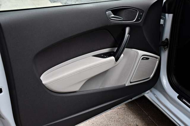 AUDI A1 attraction Sportfahrwerk Sportsitz BOSE Xenon Ansicht 7 für Fahrzeugdetailseite