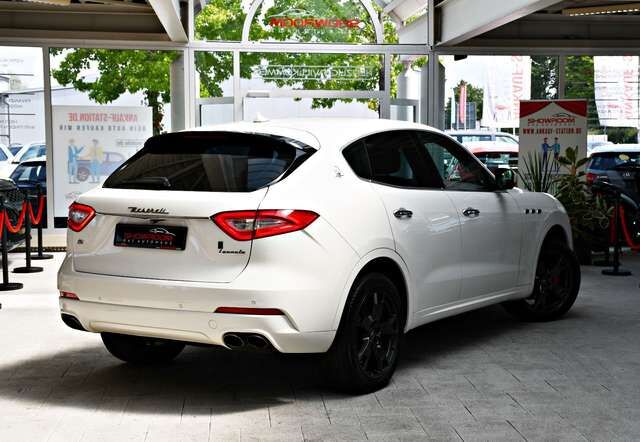 MASERATI Levante 3.0 V6 Q4 Carbon Alcantara 360° ACC Ansicht 2 für Fahrzeugdetailseite