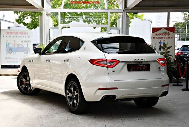 MASERATI Levante 3.0 V6 Q4 Carbon Alcantara 360° ACC Ansicht 3 für Fahrzeugdetailseite