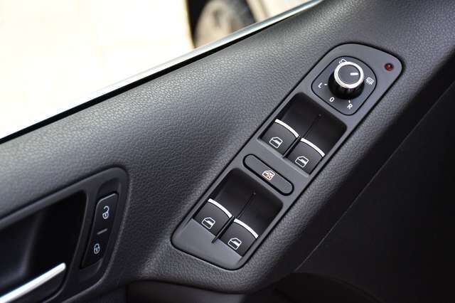 VW Tiguan Sport & Style BMT Navi PDC Shz Ahk Ansicht 8 für Fahrzeugdetailseite