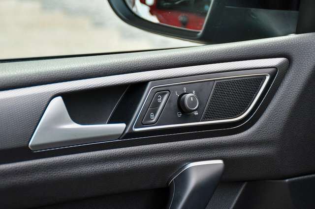 VW Golf Sportsvan VII Lounge DSG Pano BT Shz Ansicht 8 für Fahrzeugdetailseite