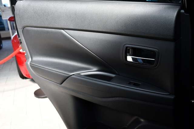 MITSUBISHI Outlander ClearTec Instyle 4WD Navi Kam 7 Sitzer Ansicht 25 für Fahrzeugdetailseite
