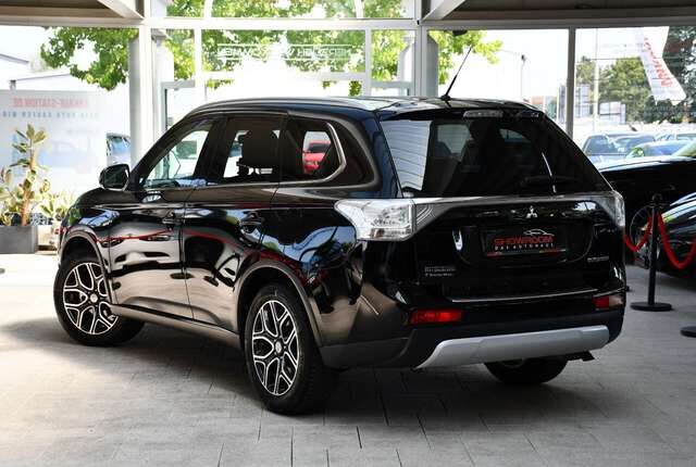 MITSUBISHI Outlander ClearTec Instyle 4WD Navi Kam 7 Sitzer Ansicht 3 für Fahrzeugdetailseite