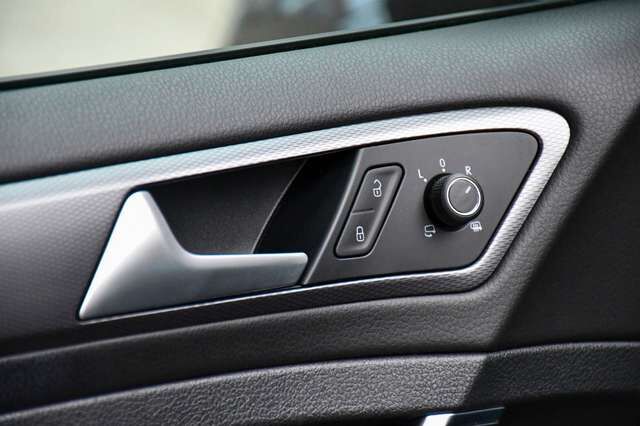 VW Golf VII Lim. Lounge Standheiz. PDC Rentner 2.Hd Ansicht 8 für Fahrzeugdetailseite