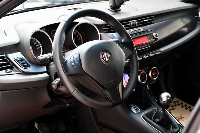 ALFA ROMEO Giulietta Turismo Sportpaket Brembo Perleffekt Ansicht 17 für Fahrzeugdetailseite