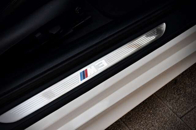 BMW M3 Coupe V8 Handschalter M Drive Shadow-Line Ansicht 12 für Fahrzeugdetailseite