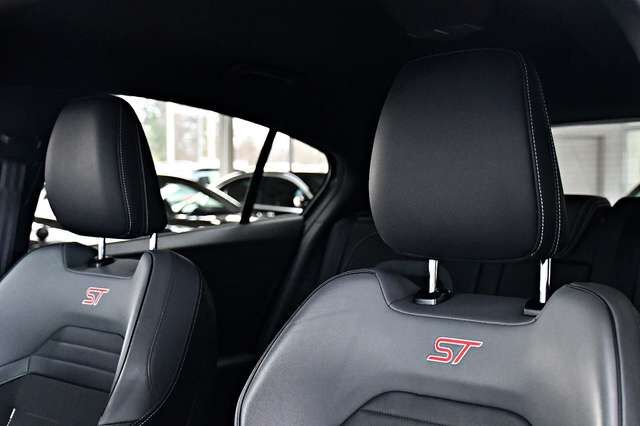 FORD Focus Lim. ST Recaro Design-Paket 1.Hand 68tkm! Ansicht 11 für Fahrzeugdetailseite