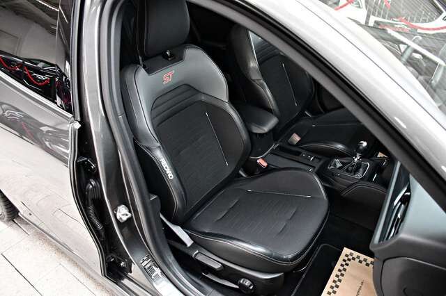 FORD Focus Lim. ST Recaro Design-Paket 1.Hand 68tkm! Ansicht 12 für Fahrzeugdetailseite