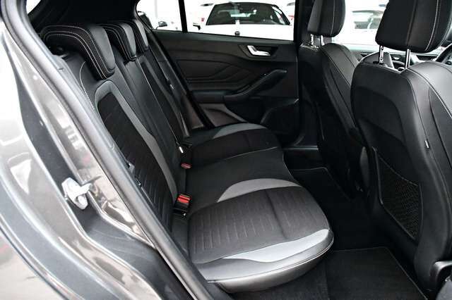 FORD Focus Lim. ST Recaro Design-Paket 1.Hand 68tkm! Ansicht 14 für Fahrzeugdetailseite
