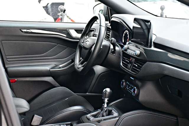 FORD Focus Lim. ST Recaro Design-Paket 1.Hand 68tkm! Ansicht 16 für Fahrzeugdetailseite
