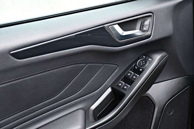 FORD Focus Lim. ST Recaro Design-Paket 1.Hand 68tkm! Ansicht 7 für Fahrzeugdetailseite