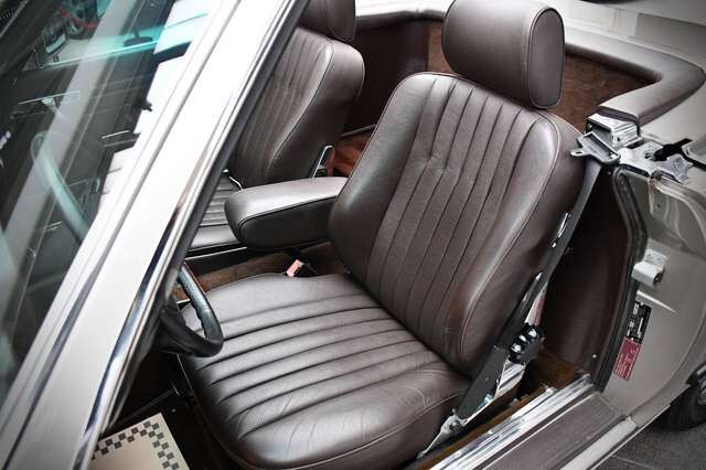 MERCEDES-BENZ 560 SL R107 Smoke Silver Brazil 5,6-Liter-V8 M117 Ansicht 12 für Fahrzeugdetailseite