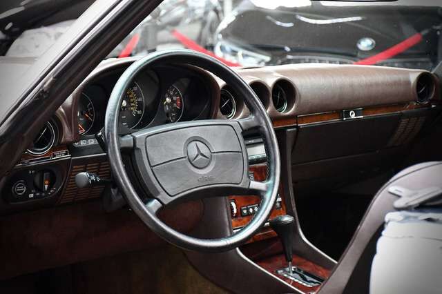 MERCEDES-BENZ 560 SL R107 Smoke Silver Brazil 5,6-Liter-V8 M117 Ansicht 16 für Fahrzeugdetailseite