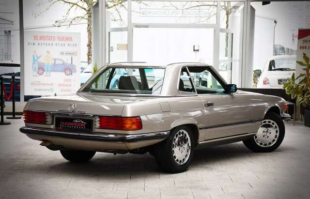 MERCEDES-BENZ 560 SL R107 Smoke Silver Brazil 5,6-Liter-V8 M117 Ansicht 2 für Fahrzeugdetailseite