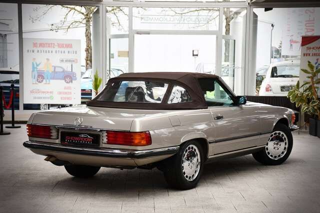 MERCEDES-BENZ 560 SL R107 Smoke Silver Brazil 5,6-Liter-V8 M117 Ansicht 6 für Fahrzeugdetailseite