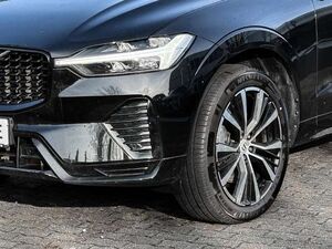 Volvo XC60 Plus Dark 2WD B4 Benzin EU6d Digitales Cockpit Mem