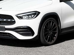 Mercedes-Benz GLA 200 AMG-Line Night-Paket Pano MBUX High End Sportpaket