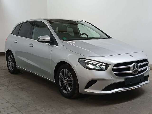 Mercedes-Benz B180 Style alle Extras Panorama SSD Navi LED