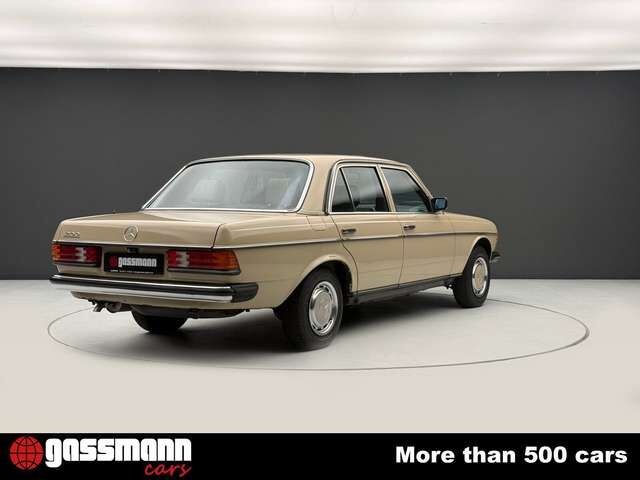 Mercedes-Benz 200 Limousine W123