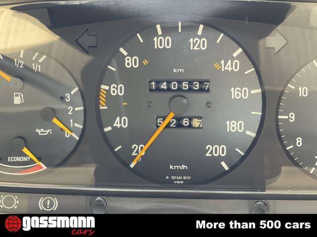 Mercedes-Benz 250 Lang Pullmann, Stretchlimousine W123