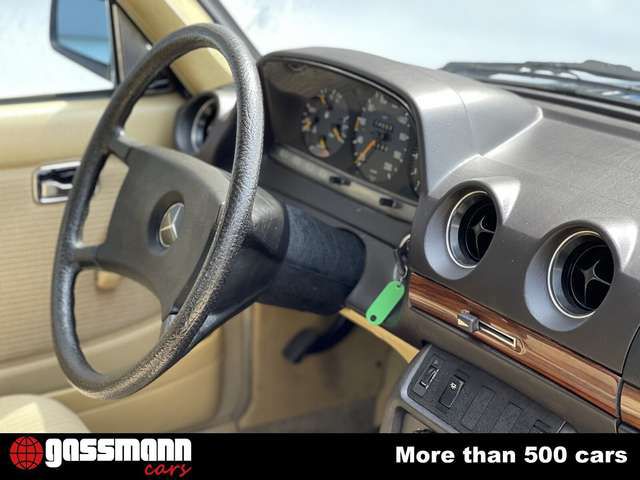 Mercedes-Benz 250 Lang Pullmann, Stretchlimousine W123