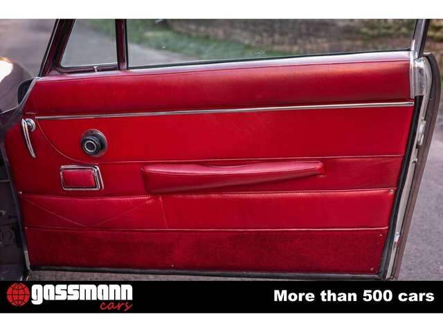 Aston Martin DB 6 Vantage Sports Saloon