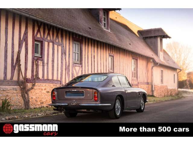 Aston Martin DB 6 Vantage Sports Saloon