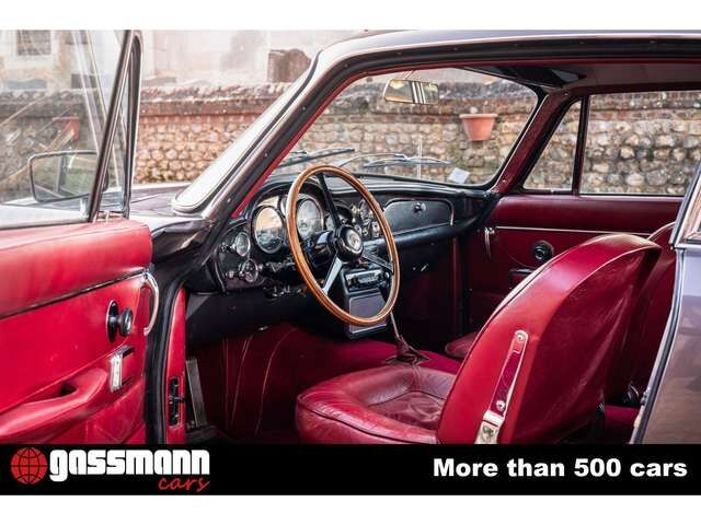 Aston Martin DB 6 Vantage Sports Saloon