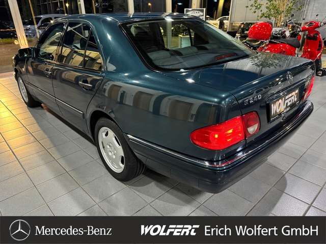 MERCEDES-BENZ E240 Elegance aus privatem Nachlass gepflegter Zustand! Ansicht 7 für Fahrzeugdetailseite